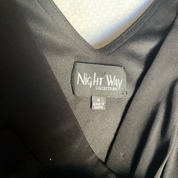 Night Way Women’s V-neck Cocktail Dress size 6, Black & Gray, Flowers Detail - Picture 5 of 8